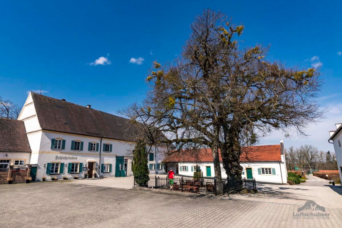 Wanderung Biergarten Holzhausen im Singoldtal - Vorhof und Schlossstuben Schloss Igling