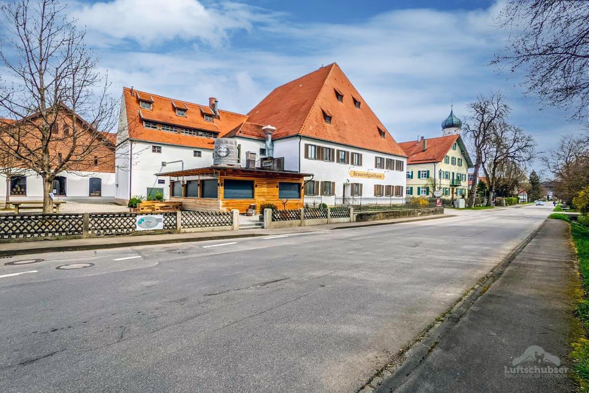 Wanderung Biergarten Holzhausen im Singoldtal - Blick auf die Brauerei & Biergarten im Frühling