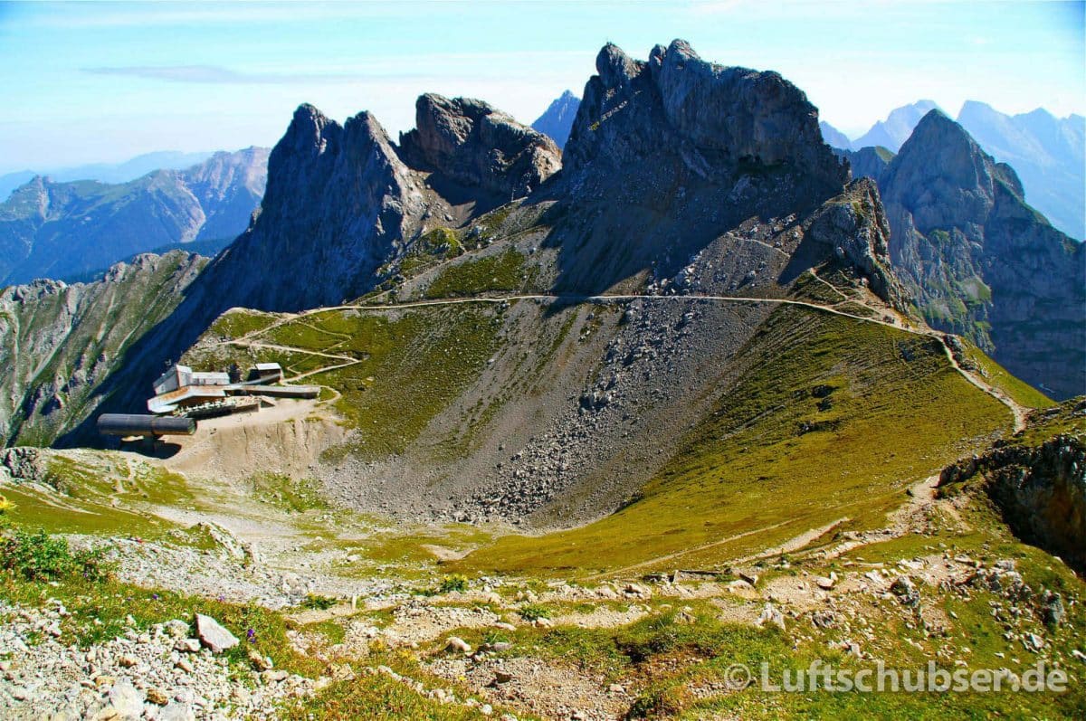 Mittenwalder Klettersteig im Karwendelgebirge: Blick auf die westliche Karwendelspitze & die Bergstation der Karwendelbahn