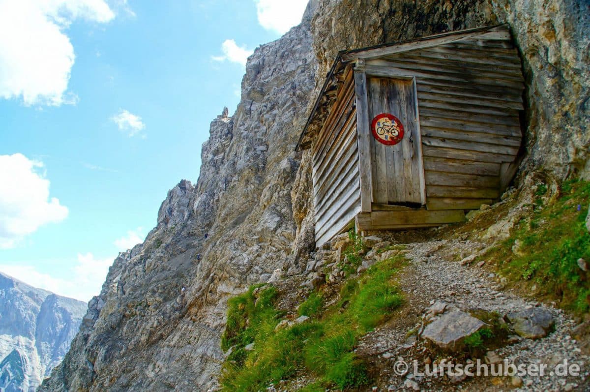 Mittenwalder Klettersteig im Karwendelgebirge: Schutzhütte unterhalb der Sulzklammspitze