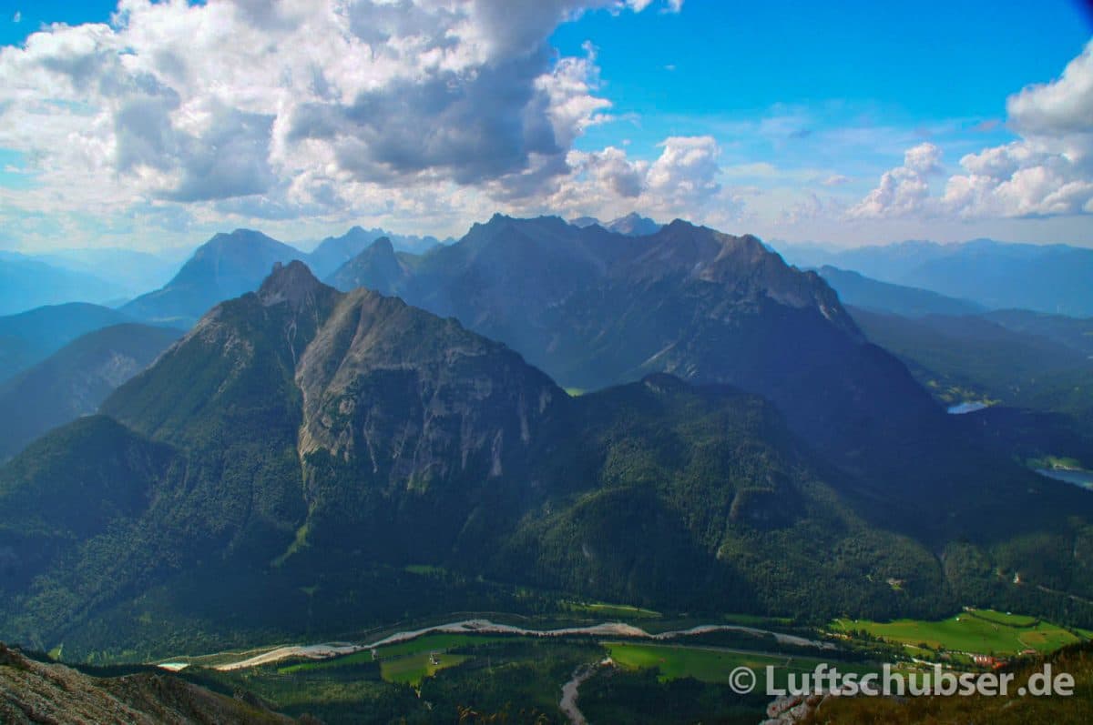 Mittenwalder Klettersteig im Karwendelgebirge: Blick auf das Wettersteingebirge