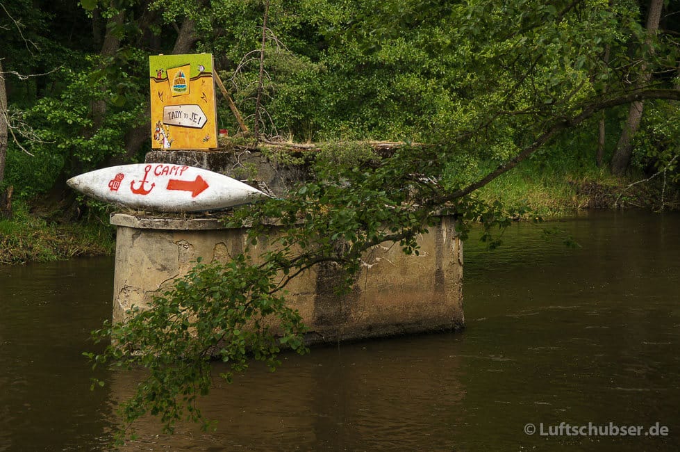 Auf der Eger Paddeln - Packraft: Wegweiser auf altem Kanu im Fluss