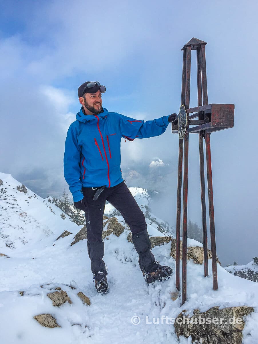 Teufelstättkopf Schneeschuhwandern: Alex am Gipfelkreuz