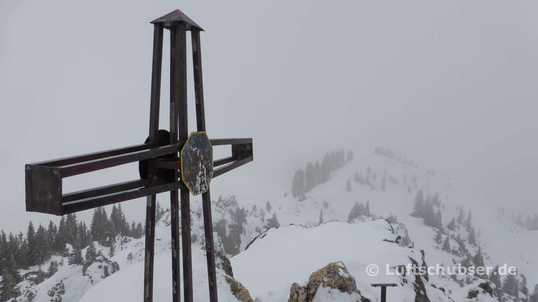 Teufelstättkopf Schneeschuhwandern: Blick über das Gipfelkreuz
