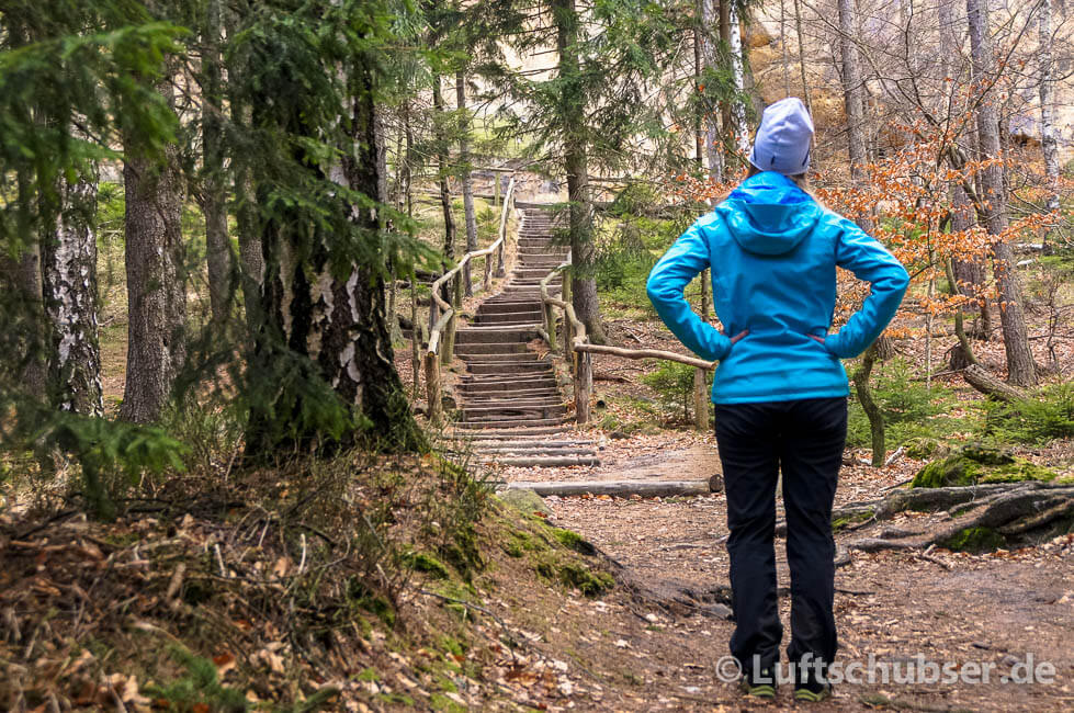 Treppe am Fuß der Affensteine - elbsandsteingebirge wandern