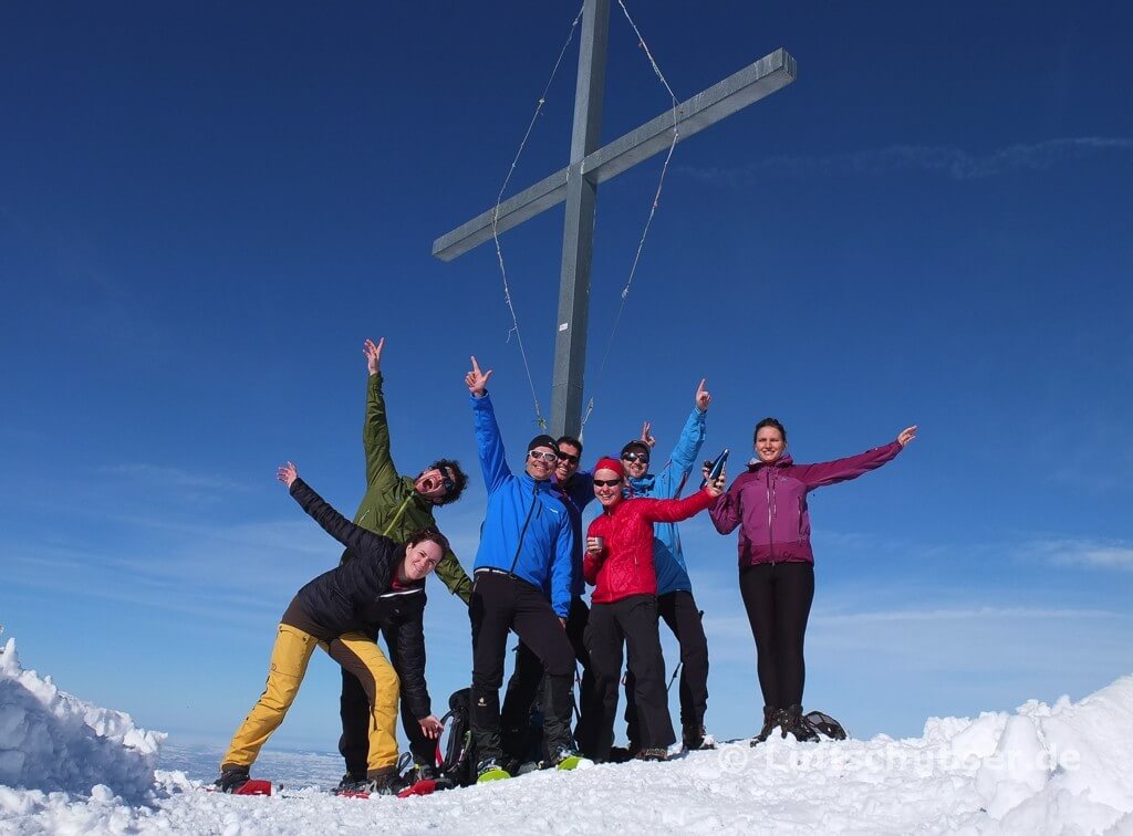Schneeschuhtour Wertacher Hörnle: Gruppenbild der Bloggergruppe am Gipfel