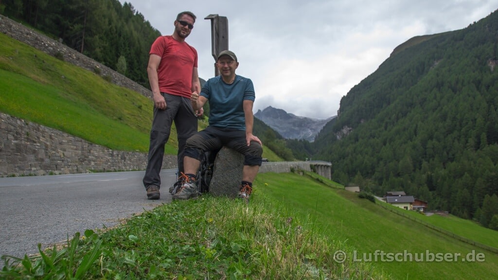 Klagenfurter Jubiläumsweg: Alex und Christian an der Postbus-Haltestelle