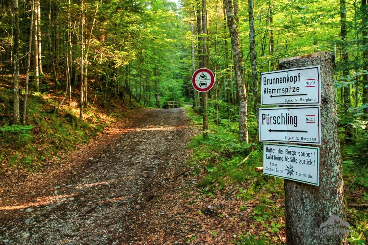 Bergtour Brunnenkopf & Klammspitze: Wegweiser am Start der Tour