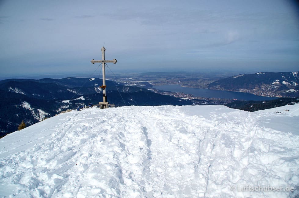 Hirschberg Winterwanderung: Gipfelkreuz und Tegernsee