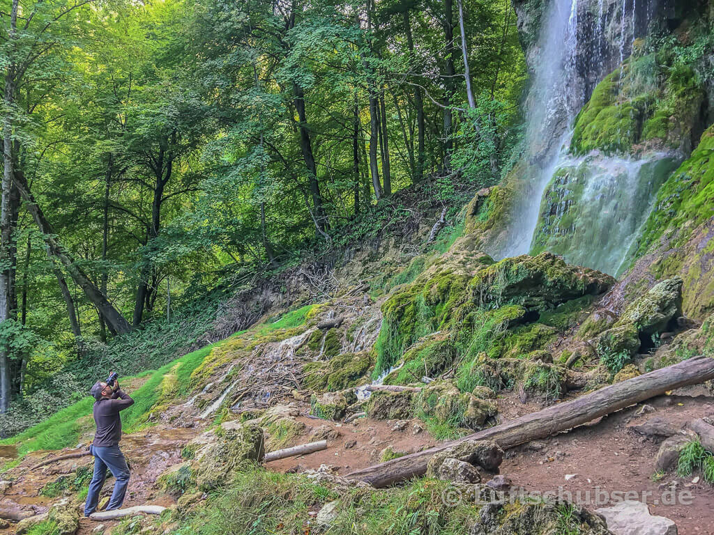Uracher Wasserfall wandern: am Fuße des Wasserfalls