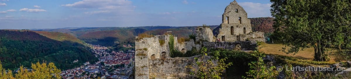 Uracher Wasserfall wandern: Blick von der Burg auf Bad Urach