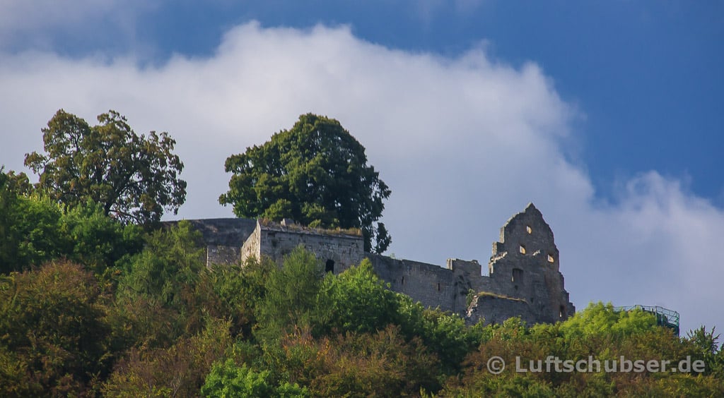 Uracher Wasserfall wandern: Blick auf Burg Hohenurach