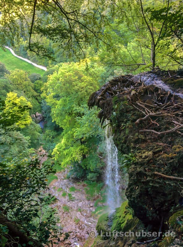 Uracher Wasserfall wandern: Wasserfallkante
