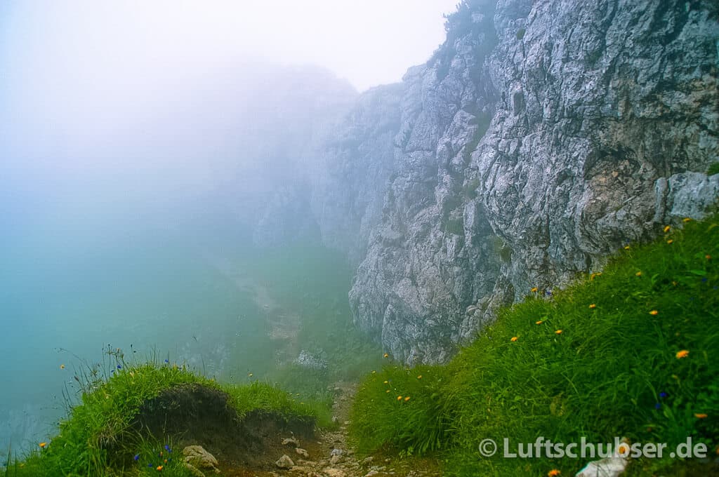 Benediktenwand: Felswand im Nebel