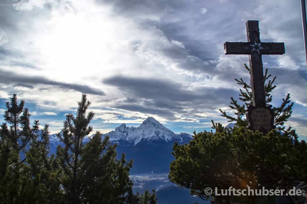Kneifelspitze Wanderung: Gipfelkreuz und Watzmann