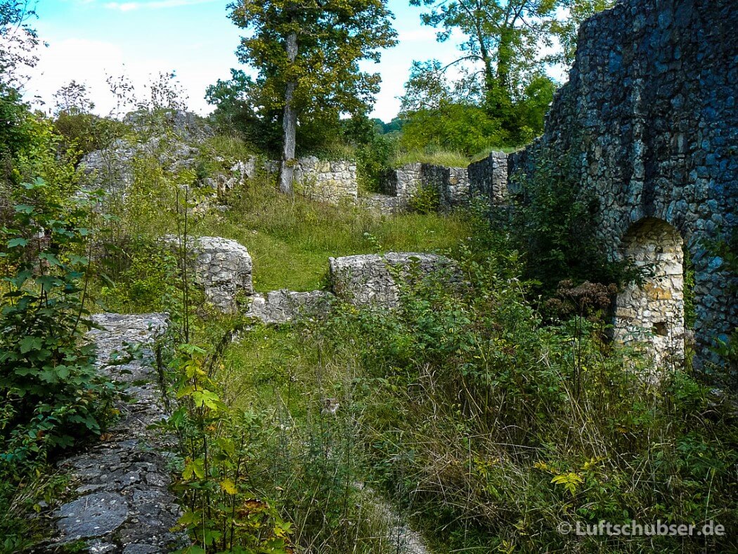Großes Lautertal Wanderung: Mauerreste der Maisenburg