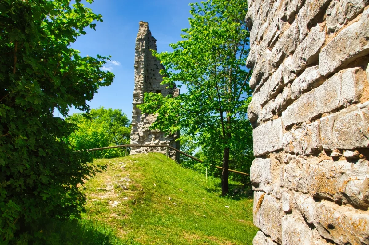 Burg Bechthal: Reste des schmalen Eckgebäudes an der Westseite der Hauptburg