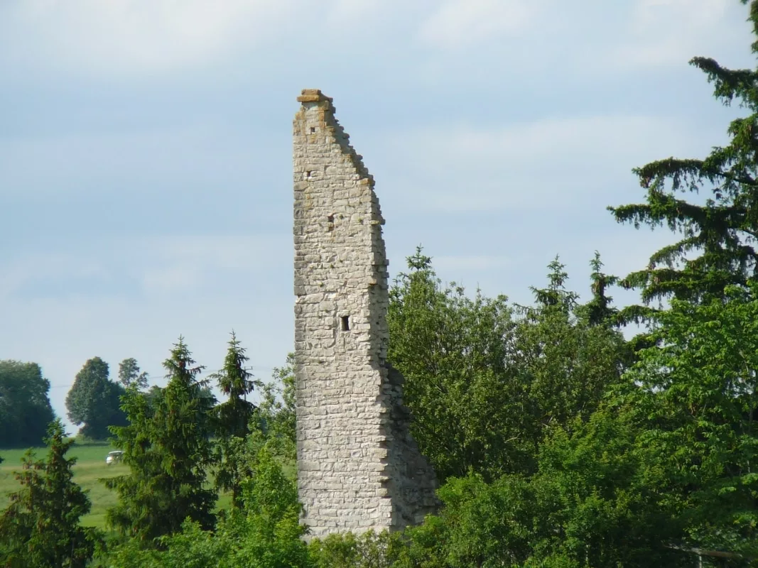 Burg Bechthal: Reste des westlichen Eckgebäudes