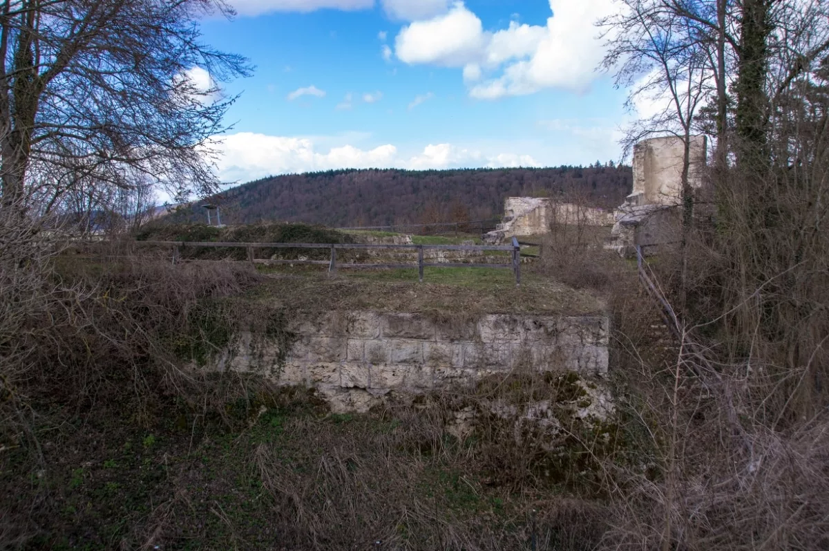 Burg Eggersberg: Blick über den Halsgraben zur Burg