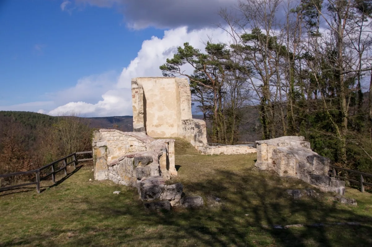 Burg Eggersberg: Ruine der Barockkapelle Heilig Kreuz