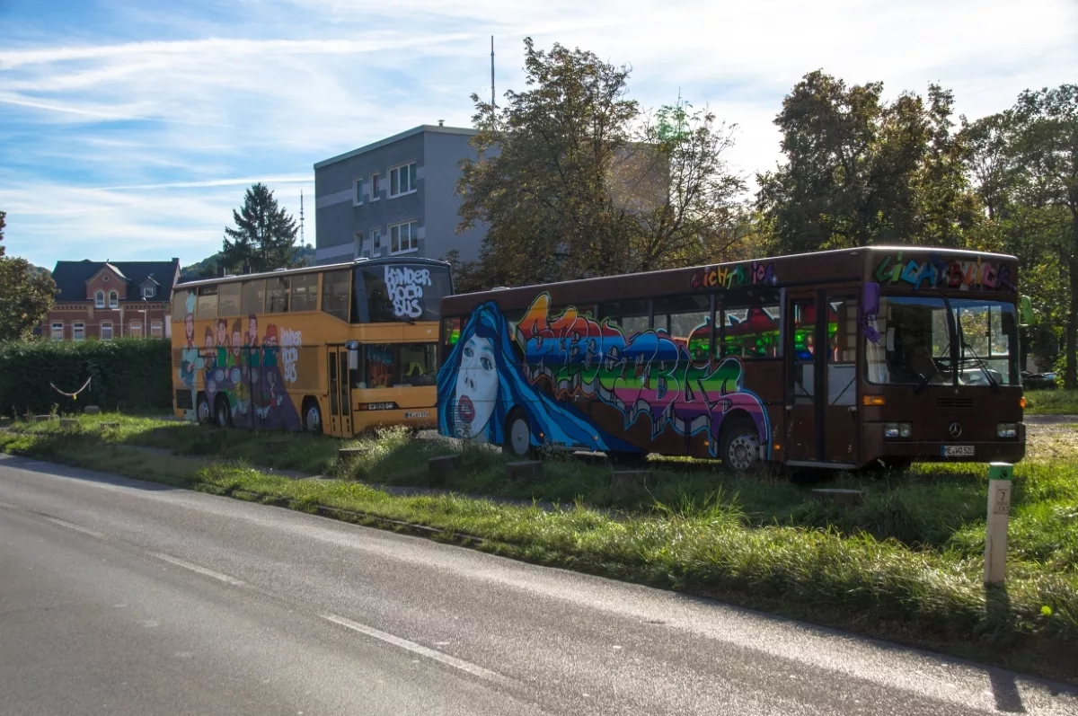 Burg Isenberg Wanderung: Street Art mit Bussen in Nierenhof