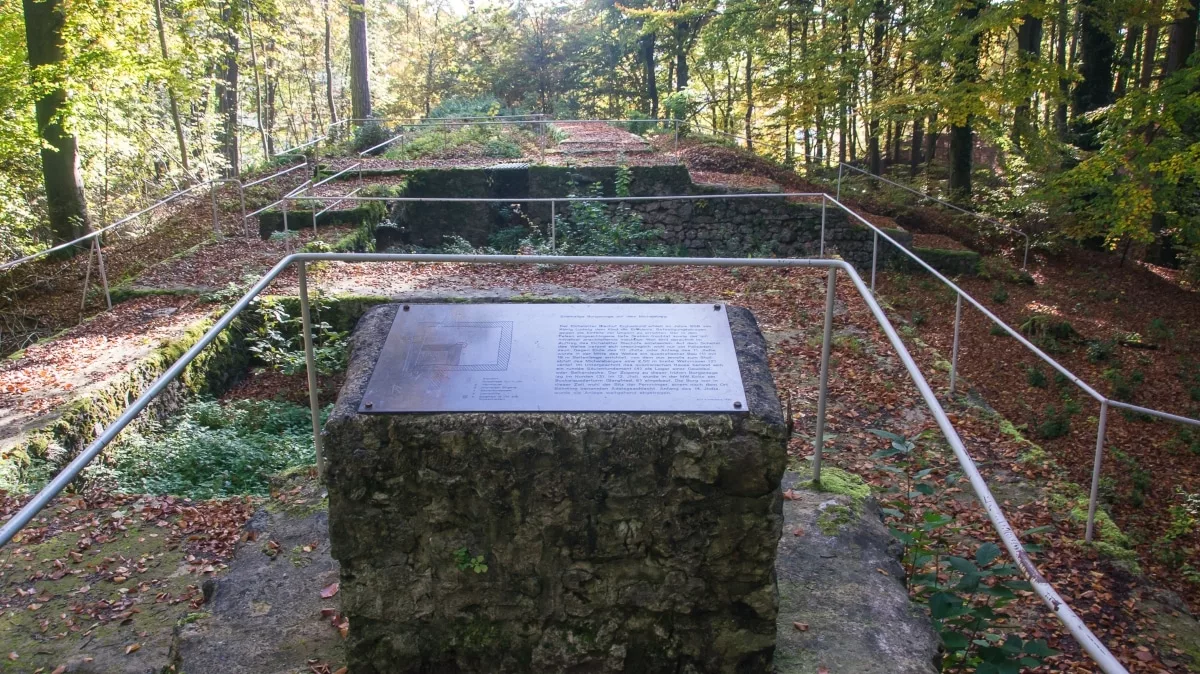 Burg Michelsberg: Info-Tafel am Bergfried und weiteren Mauerresten