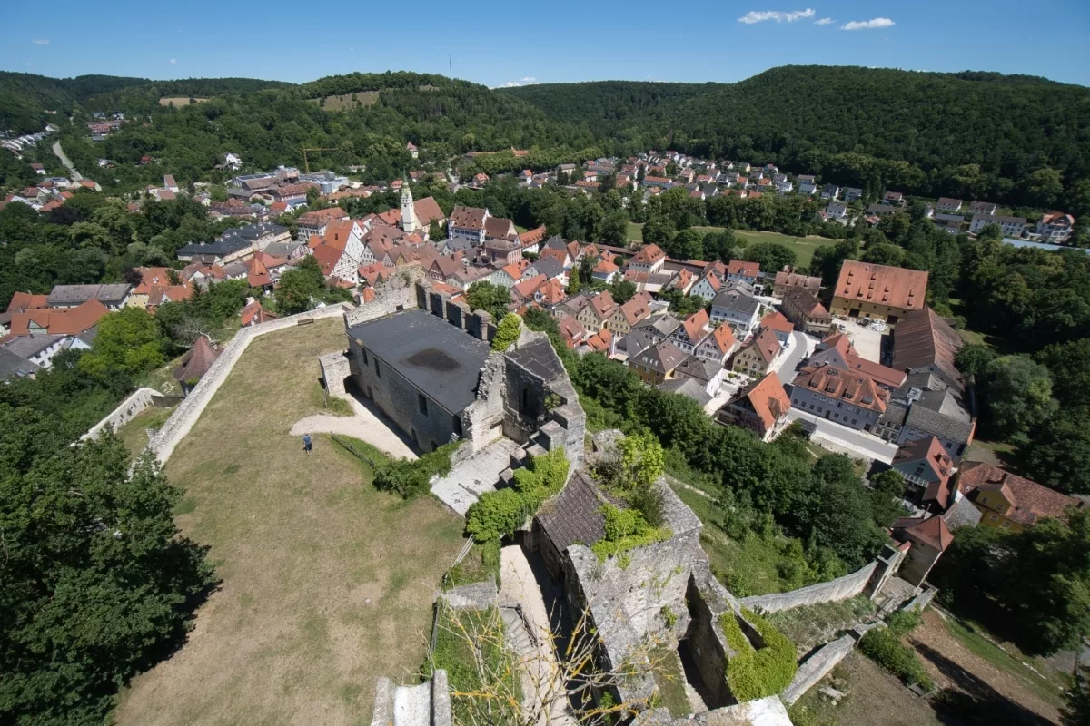 Burg Pappenheim: Blick über die Hauptburg nach Osten auf die Stadt Pappenheim