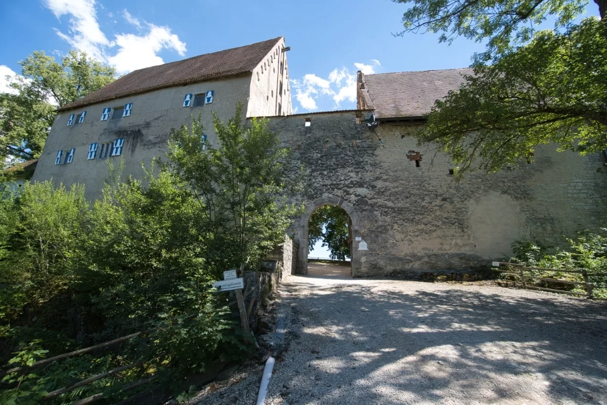 Burg Pappenheim: Aufgang und Tour zur Vorburg mit Zeughaus