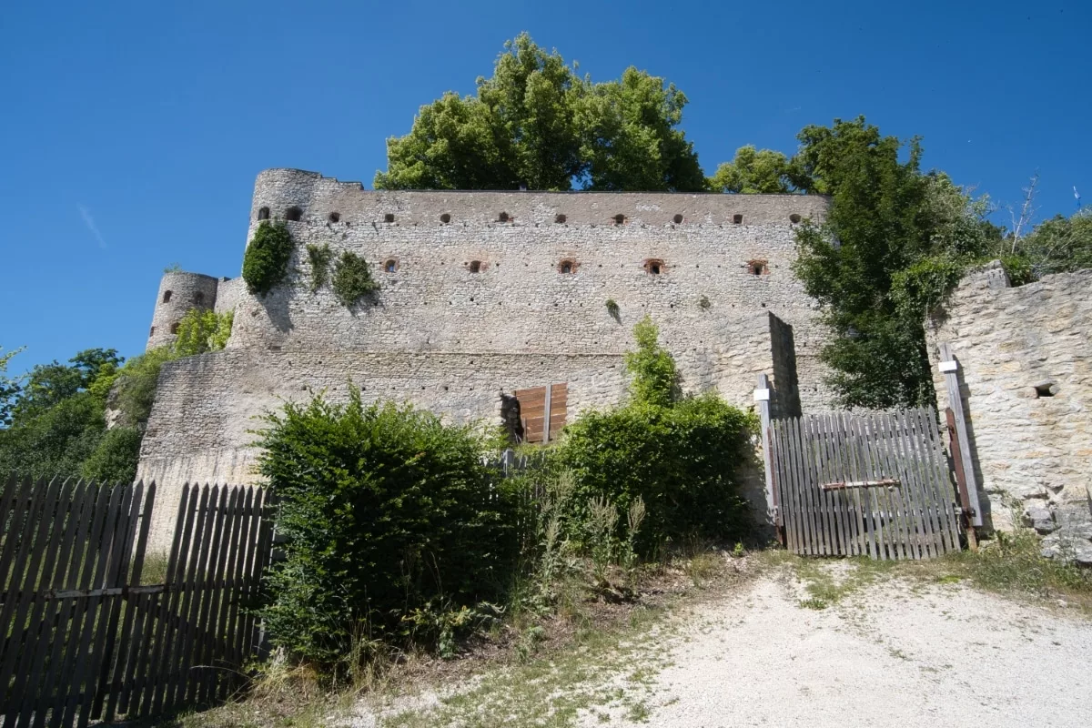 Burg Pappenheim: Südseite der Vorburg