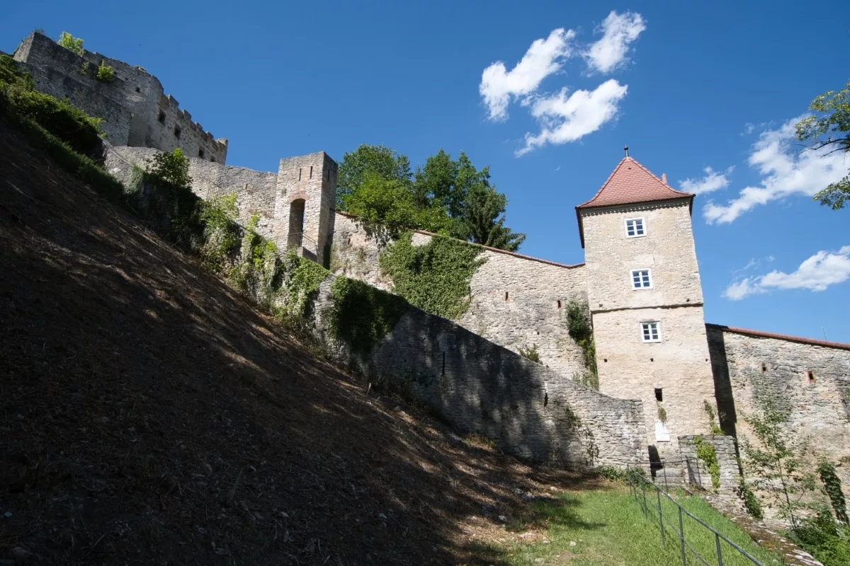 Burg Pappenheim: Angrenzende Stadtmauer mit Kanonenweg