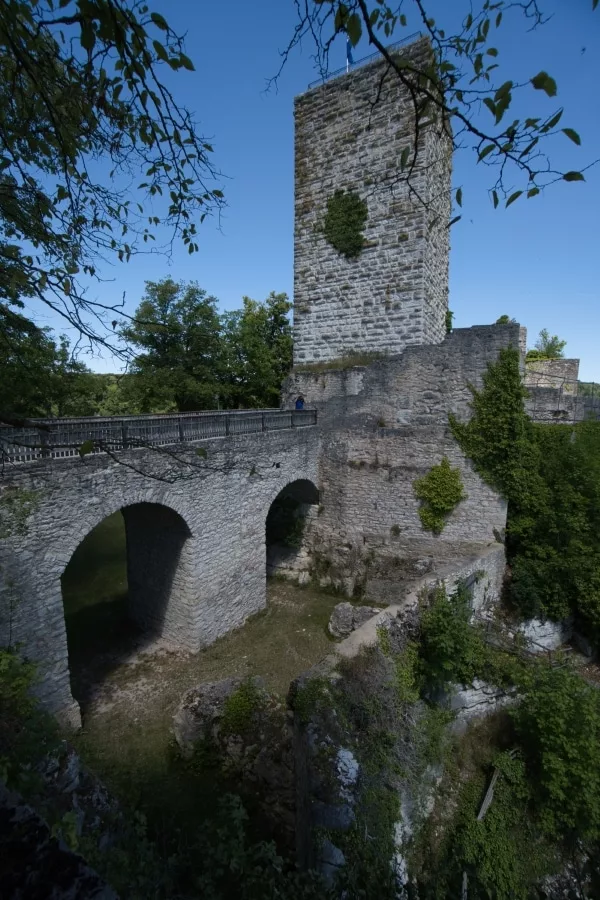 Burg Pappenheim: Brücke und Bergfried der Kernburg
