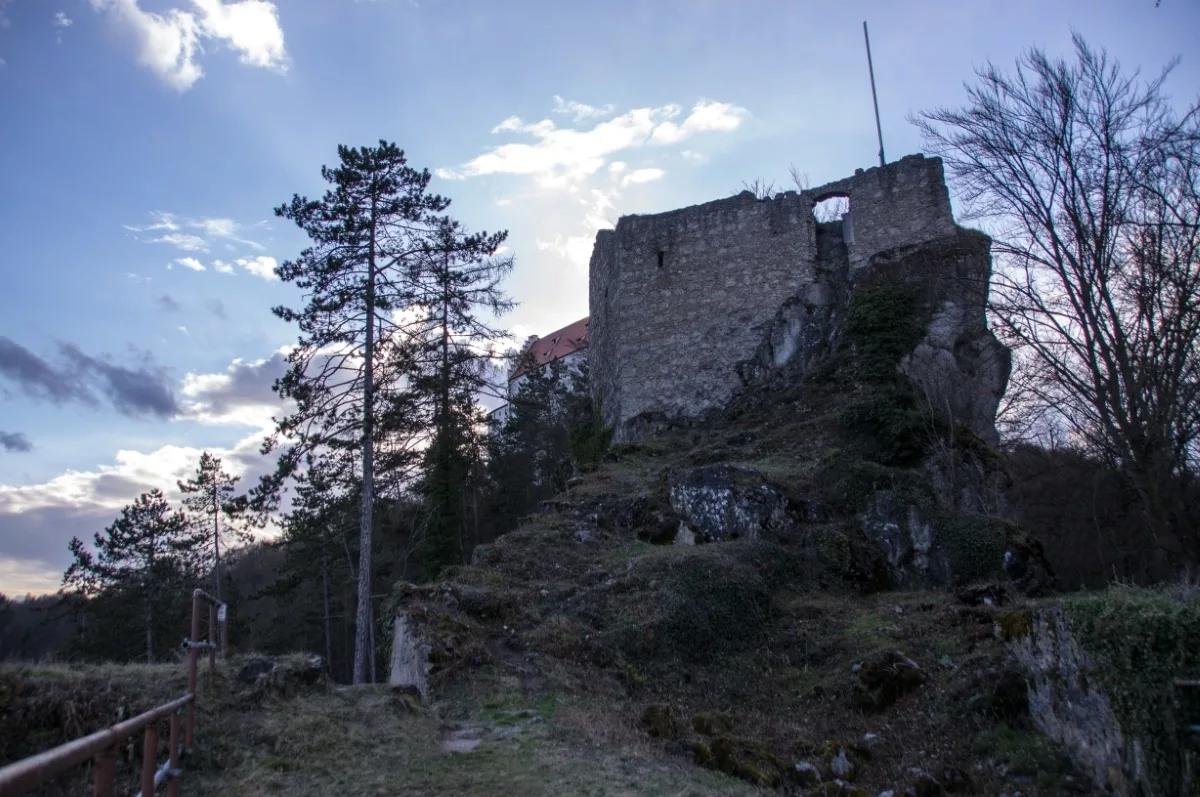 Burg Rabenstein: Blick von der Vorburg auf den Wohn-/Wehrturm der Hauptburg und dahinter die Rosenburg.