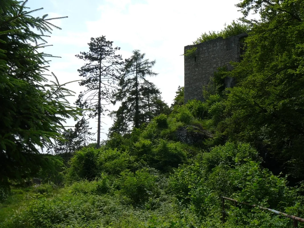 Burg Rabenstein: Blick auf die Südwestseite der Hauptburg, mit Resten des Wohn-/Wehrturms