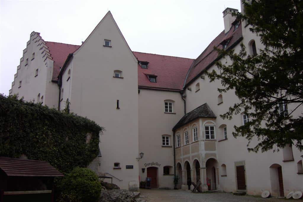 Burg Rosenburg: Innenhof der Hauptburg mit Arkadengang