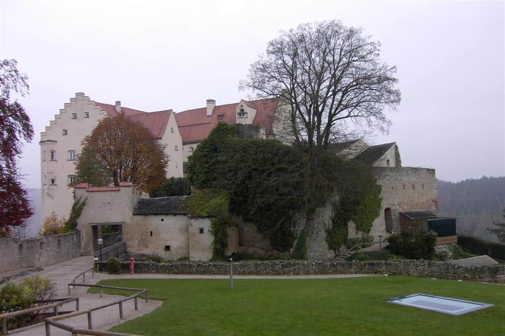 Burg Rosenburg: Blick über die Vorburg zur Hauptburg