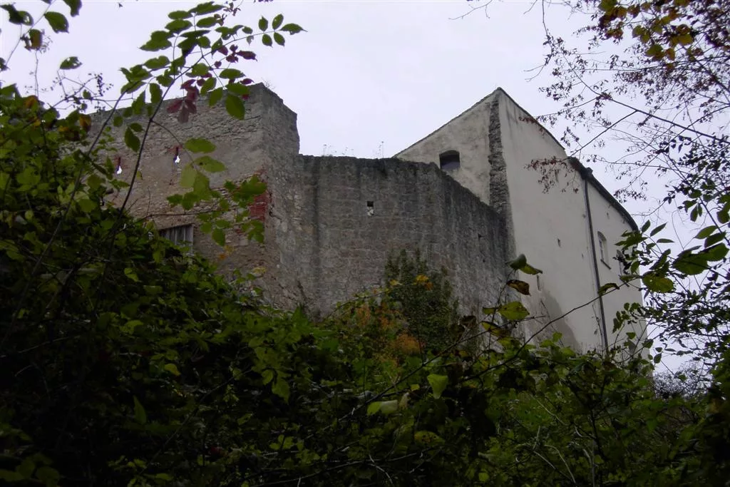 Burg Rosenburg: Südwestseite der Hauptburg mit Mauern und Schlüsselscharten