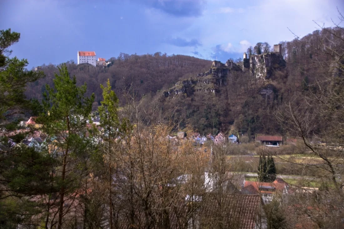 Burg Rosenburg: Blick über Riedenburg zum Burgen-Trio