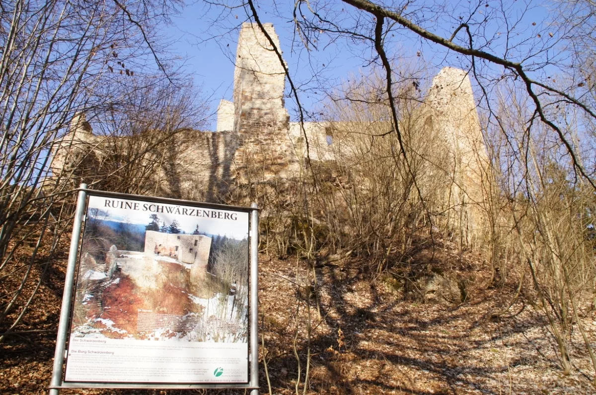 Burg Schwärzenberg: Info-Tafel und Zugang zur Burg