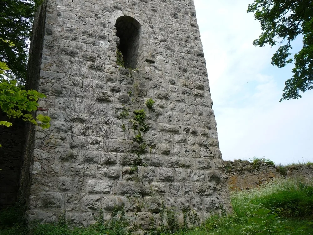 Burg Tachenstein: Bergfried mit Rundbogenzugang an der Westseite