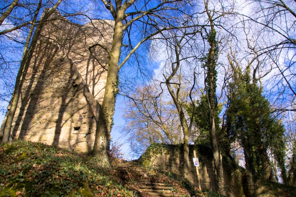 Burg Tachenstein: Zugang zur Burgruine am Bergfried