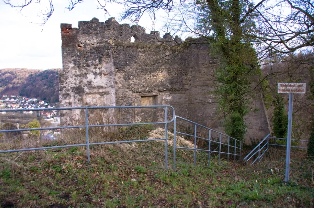 Burg Tachenstein: Mauerreste eines Gebäudes an der Südspitze