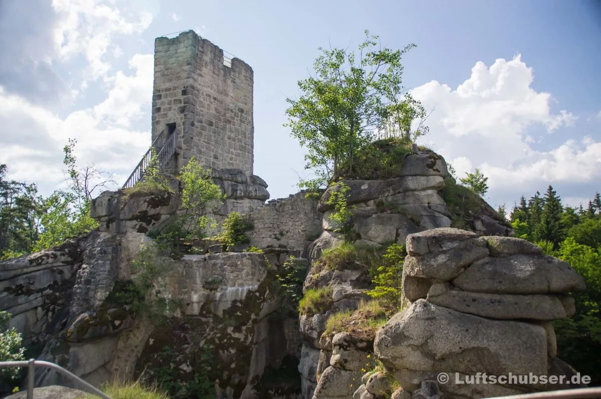 Burg Weißenstein: Markant thront der Bergfried auf dem Granitfelsen im Steinwald