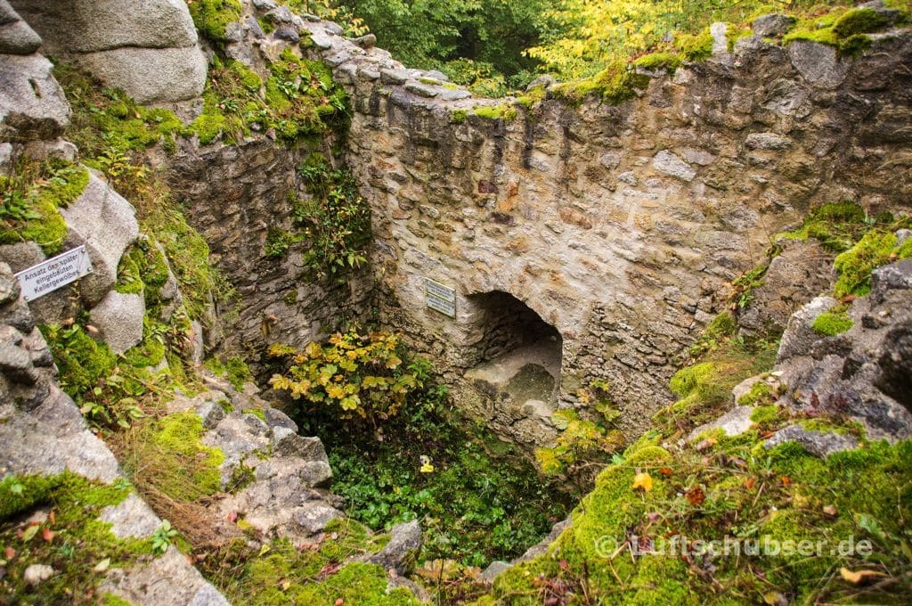 Burg Weißenstein: Blick in das gemauerte Kellergewölbe unterhalb des Palas