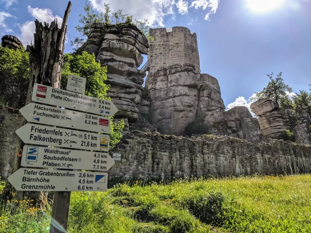 Burg Weißenstein: ist Wächter eines großen Wanderwegekreuzes im Steinwald