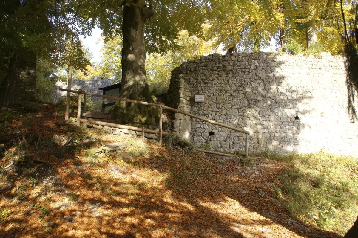 Burg Werdenfels Wanderung: Zugang zum Burgareal