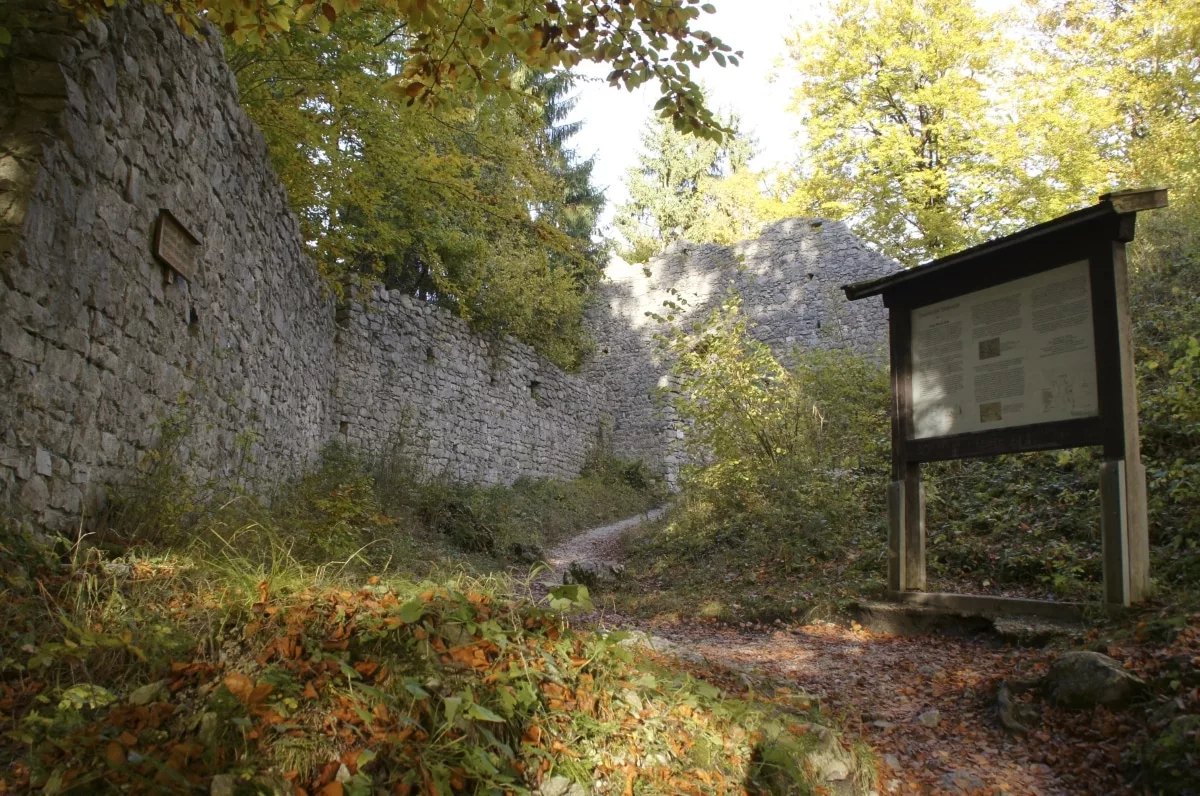 Burg Werdenfels Wanderung: Zugang zum Mittertor + Info-Tafel