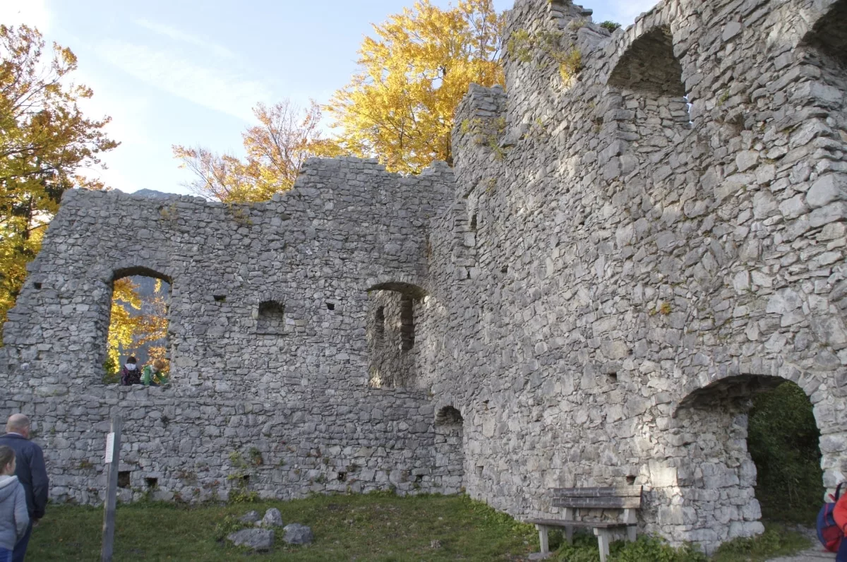 Burg Werdenfels Wanderung: Mauerreste der Burg