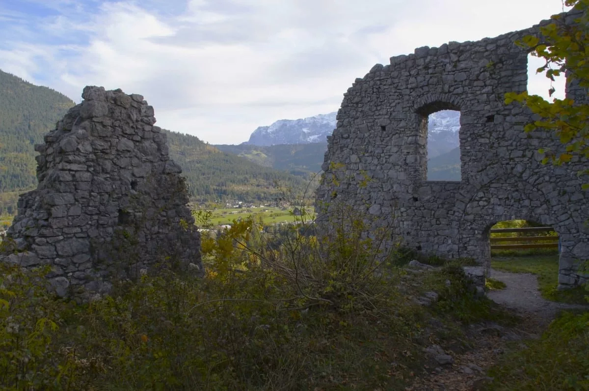 Burg Werdenfels Wanderung: Ausblick von der Burgruine