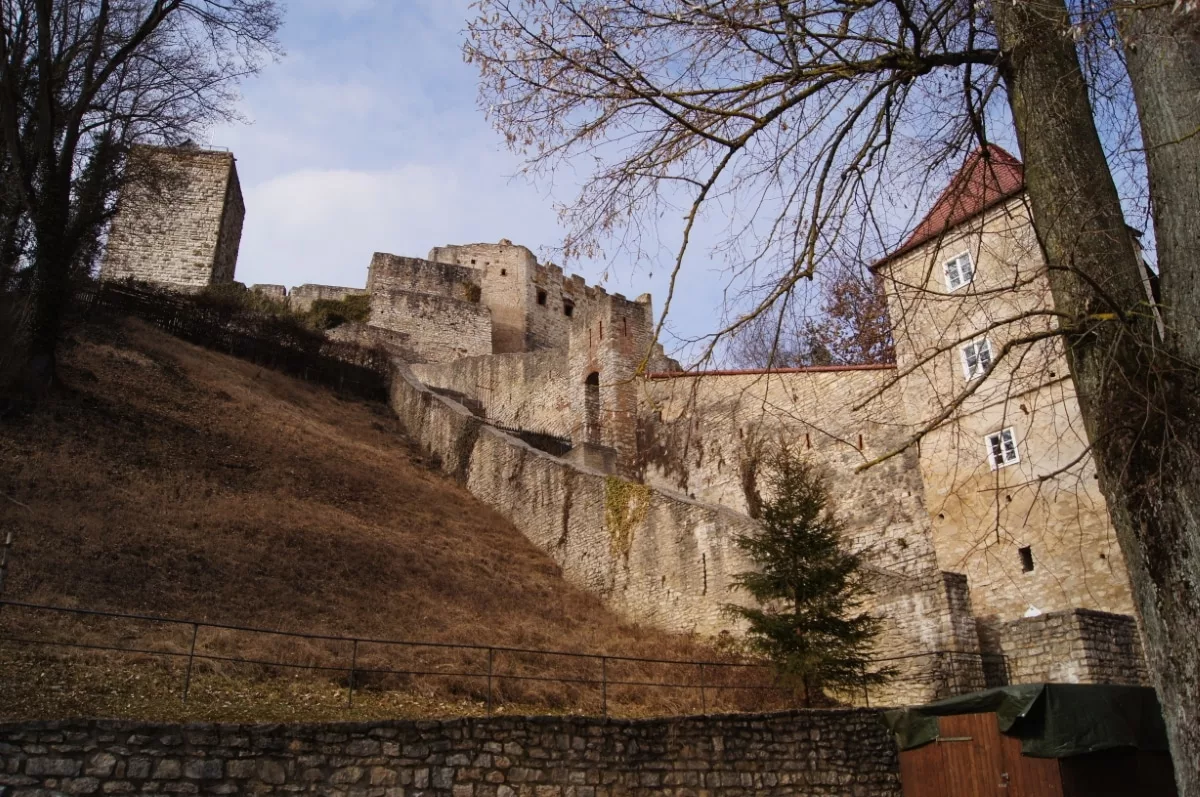 Solnhofen wandern: Stadtmauer zwischen Burg und Stadt