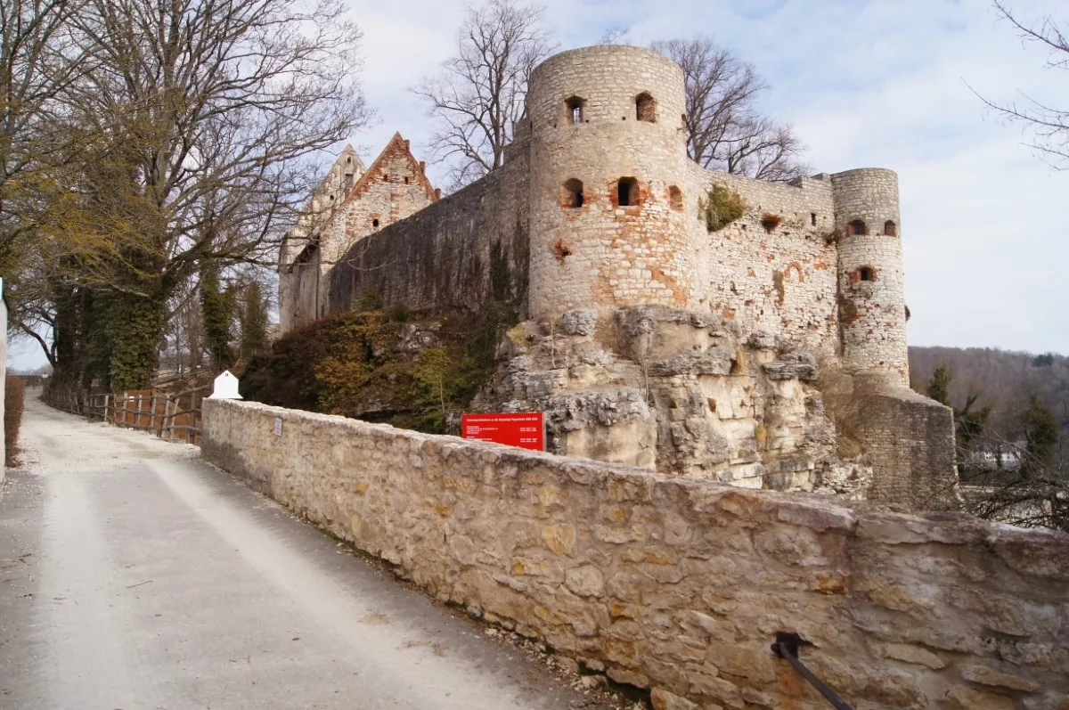 Solnhofen wandern: Zugang zur Burg Pappenheim